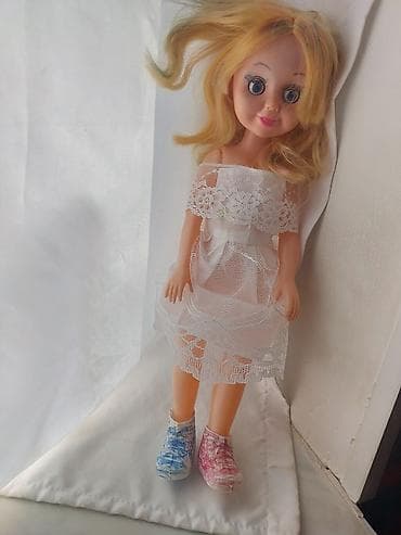 Oyuncaq kukla – sarı saçlı, iri mavi gözlü model. - Geyimi: ağ