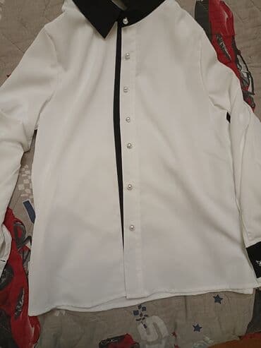 Qadın köynəyi – klassik ağ/qara dizayn - Rəng: ağ gövdə, qara yaxalıq