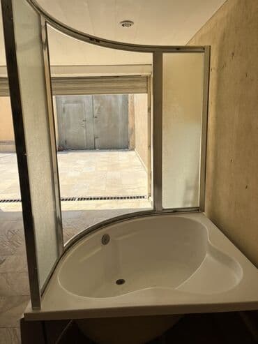 hamam qapı: Ağ rəngdə, yarım dairəvi formalı duş kabinəsi. Şüşə panelləri və metal — 3