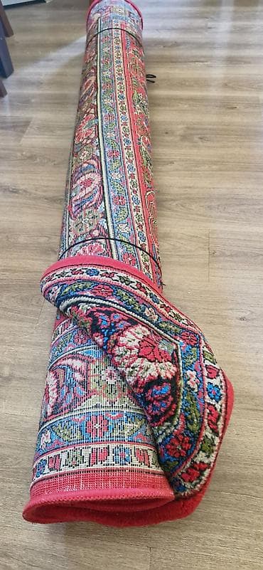 Qırmızı tonlarda klassik naxışlı xalça - Tip: Dördkünc xalça, rulon