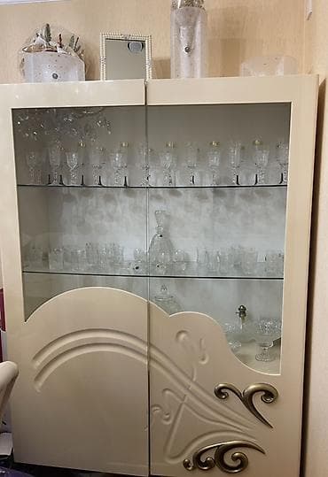 taxta komod: Klassik üslubda qonaq otağı mebel dəsti Tərkibi: - 1 ədəd şüşəli — 2
