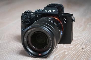 sony 2500: Sony Alpha a7 III güzgüsüz tam kadr fotoaparat. Şəkildə gövdə üzərində — 1