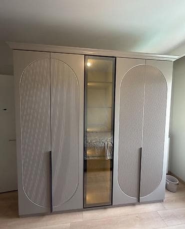 boyuk dolablar: Müasir dizaynlı 4 qapılı qarderob - Rəng: Açıq boz, şaquli relyef — 1