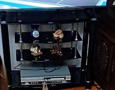 tv 43: Şüşə TV stendi - Material: parlaq qara temperli şüşə rəflər və metal — 1