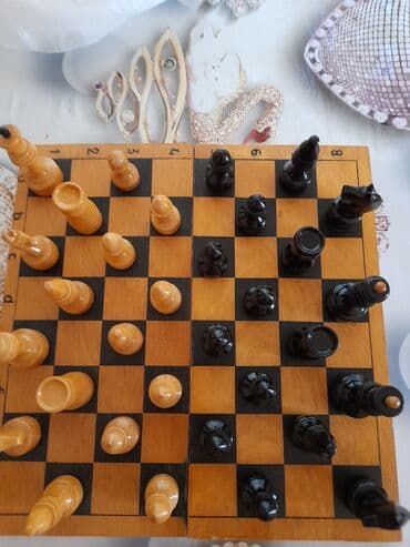 Dəbilqələr: Bu şahmat dəsti klassik dizaynda hazırlanmış taxta fiqurlardan və — 3