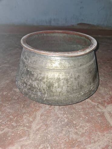 saxsi gul qablari: Qedim mis aw qazani.1esrden cox yawi var.agiz hissesi 90sm,oturacaq — 2