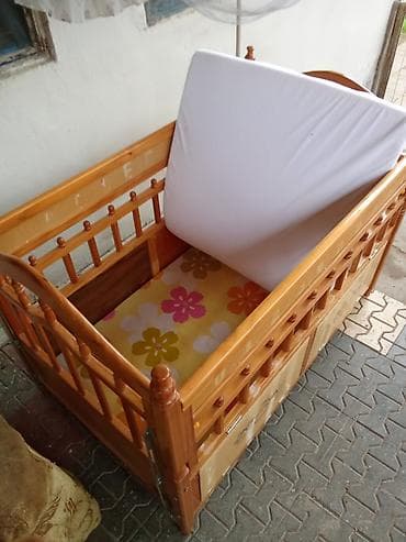 Oğlan və qız üçün, Dördbucaq, Beşik, Matras ilə, Yellənmə mexanizmsiz