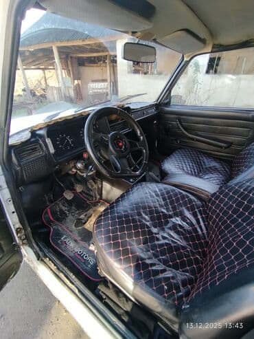 vaz 21 09: VAZ 2107, ağ rəngli sedan Texniki xüsusiyyətlər: - Ban növü: 4 qapılı — 4