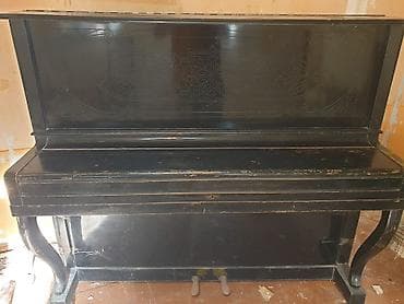 gitara simi: Upright piano – klassik qara korpuslu, dekorativ oyma panellərlə. - — 2