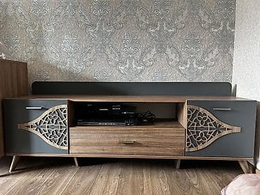 Düz TV altlığı, Polkalı, Laminat