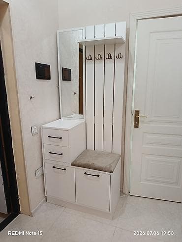 divar skafi: Ağ rəngli dəhliz üçün çoxfunksiyalı giriş mebeli dəsti — 1