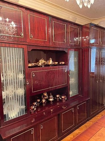 Klassik üslubda iri ölçülü qonaq otağı mebel dəsti – vitrini və