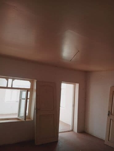 yeni yasamalda kirayə evlər: Satılır: həyət evi - Tip: 1 mərtəbə (yüksək kürsülü), daş divarlar — 4