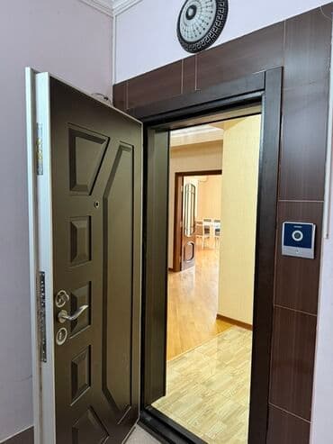 Mənzilin təqdimatı - Geniş və işıqlı salon: iri panoram pəncərə