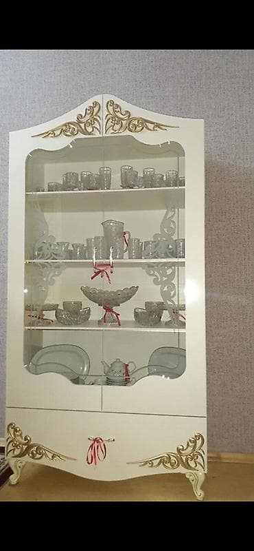 vitrin dolab: Vitrin şkaf – klassik üslubda - Rəng: krem-ağ - Material: MDF/taxta — 1