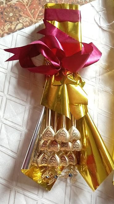 qizil gül: Qızılı folqa ilə bəzədilmiş şokolad buketi - Ürək formalı — 1