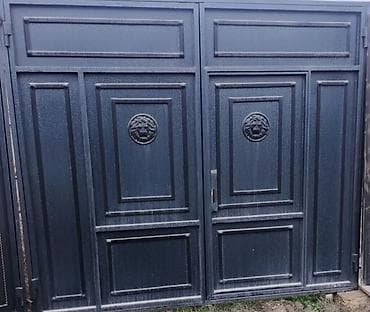 Dəmir Həyət darvazası, Qapı ilə