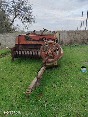 Məhsul: Traktor + ot bağlayan pres (saman presi) qoşqu Təsvir: - Kənd