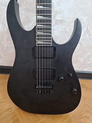 gitara aksesuar: Ibanez elektrik gitara – RG seriyası üslubunda, mat qara rəng. Gitara — 4