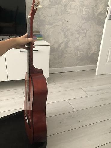 elektro gitarlar: Klassik akustik gitara + yumşaq çanta Gitara yenidir və cızığı rəng — 7