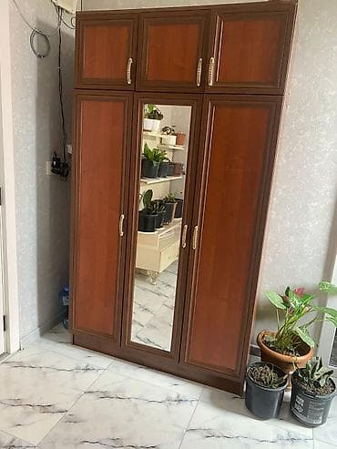 mebellər: Mebel dəsti – 1 ədəd iri kreslo, 4 ədəd yığıla bilən ofis stulu və 3 — 3