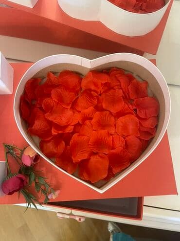 подарок любимому на 14 февраля: Qırmızı ləçəklərlə dolu ürək formalı və E hərf formalı qutu. Qutu — 4