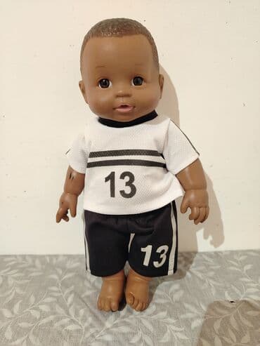 домики для кукол: Ağ və qara rəngli futbol geyimində, tünd dərili körpə kukla. Kuklanın — 1