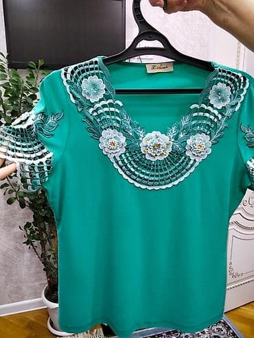 8 mart gulleri: Zümrüd yaşıl rəngdə qadın bluzası - Model: qısaqoll, düz kəsim - — 4