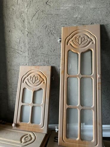 Bu, lotus çiçəyi naxışlı, şüşə panelləri olan iki ədəd taxta şkaf lalafo.az -da Bu, lotus çiçəyi naxışlı, şüşə panelləri olan iki ədəd taxta şkaf