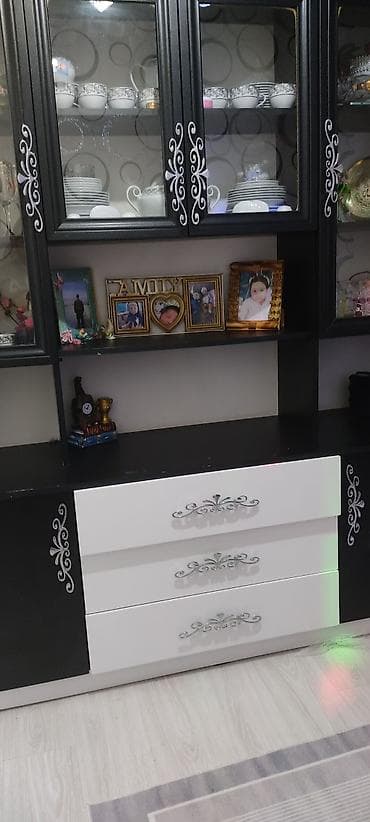 metbex skaflari: Qonaq otağı üçün vitrinalı bufet - Rəng: qara-ağ kombinasiyası - Üst — 2