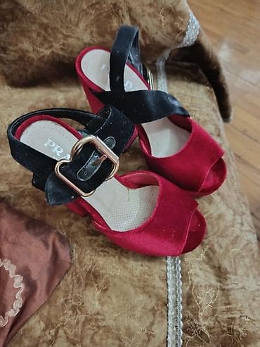 sendel: Qadın platformalı sandal - Rəng: qırmızı gövdə, qara qayışlar - — 1