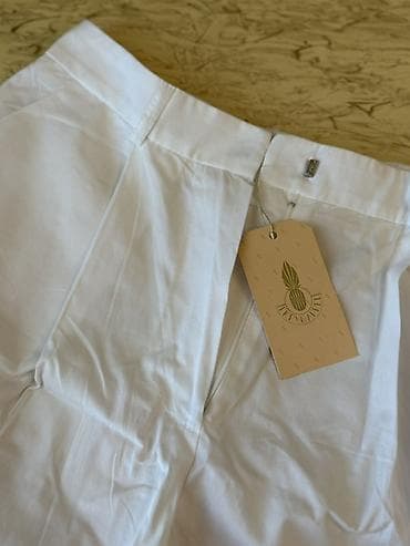 venum şort: Ağ şort – smart-casual tərz - Rəng: saf ağ - Kəsim: yüksək belli, düz — 1