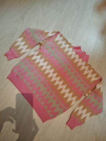 Rəngli naxışlı sviter - Model: Uzunqol, dairəvi yaxalı - Material