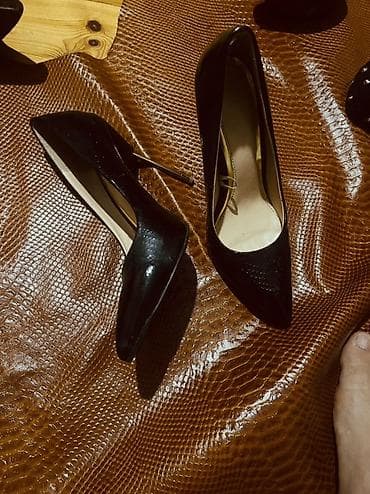 Qadın klassik stilettosu – qara rəng - Model: sivri burunlu, nazik at lalafo.az Qadın klassik stilettosu – qara rəng - Model: sivri burunlu, nazik
