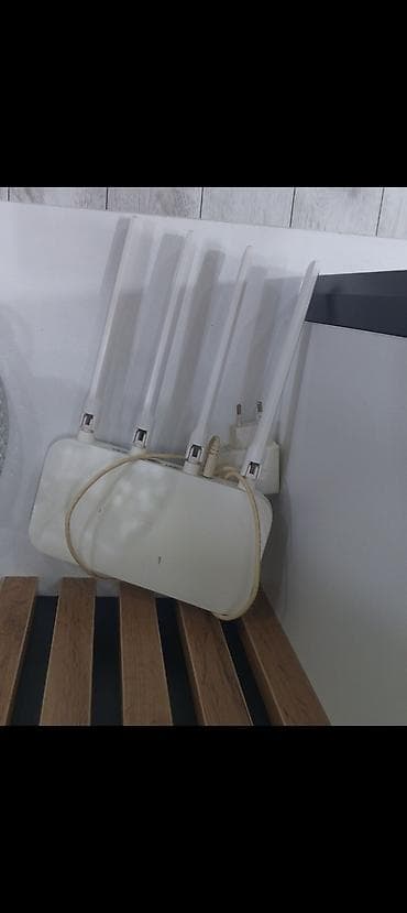 fiber optik internet: Xiaomi. Wi‑Fi router – 4 antennali Xüsusiyyətlər: - 2.4 GHz — 1