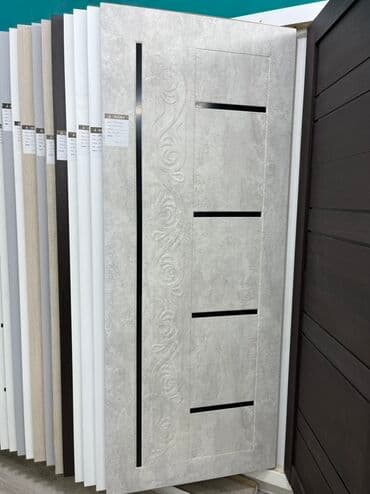 Ağ rəngdə, dekorativ naxışlı və qara zolaqlı daxili qapı. Müasir