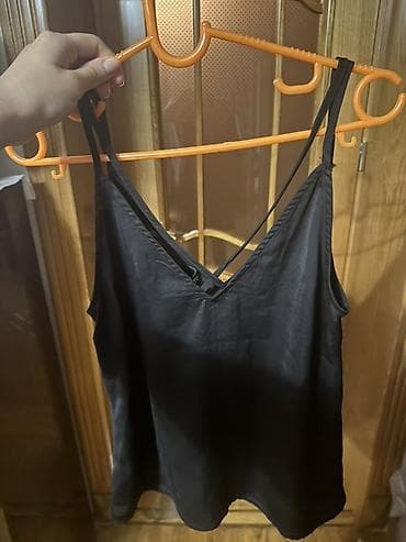 stringer alt geyimi: Qara atlaz effekti olan qadın top - Model: V-yaxa, nazik qayışlı — 1