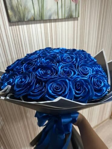 45 gul buketi Mavi lentlərdən hazırlanmış bu gözəl gül buketi hər