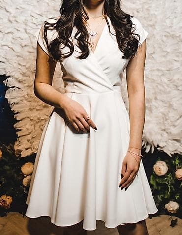 Ağ rəngli qısa don Özəl tikilmishdir. - Model: A-kesim ətəkli