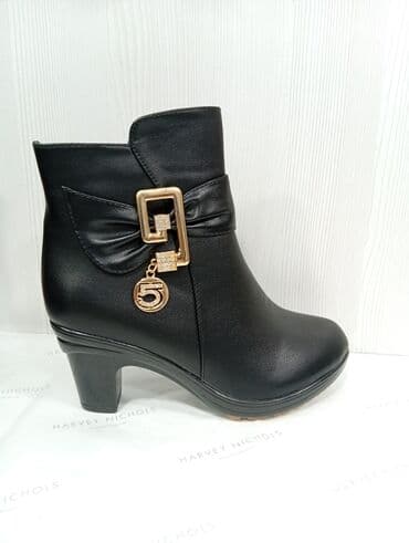 Qadın üçün qara rəngli qısa çəkmə - Material: hamar fakturalı süni