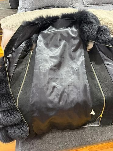 uzun jilet modelleri: Qara rəngdə uzun xəz jilet - Model: Uzun, fermuarlı jilet - Rəng — 4