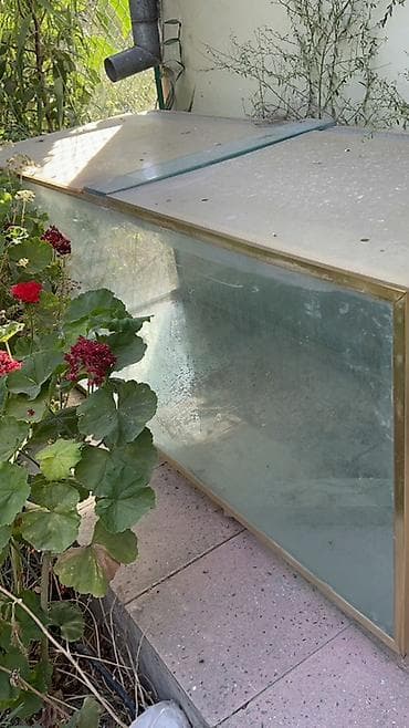 Böyük şüşə akvarium 150.60.60 ölçüsüdür 10 mm lik qalın şüşədən