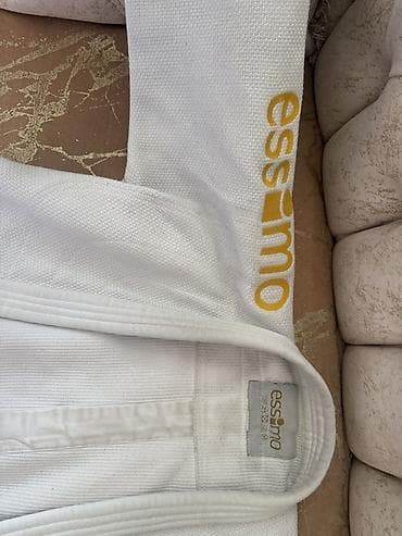 Essimo cüdo gi dəsti - Brend: Essimo - Rəng: Ağ, çiyinlərdə və at lalafo.az Essimo cüdo gi dəsti - Brend: Essimo - Rəng: Ağ, çiyinlərdə və