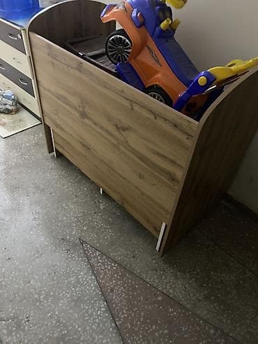 yatag taxti: Uşaq beşiyi – taxta karkaslı, yanları ağ barmaqlıqla. Təbii ağac — 2