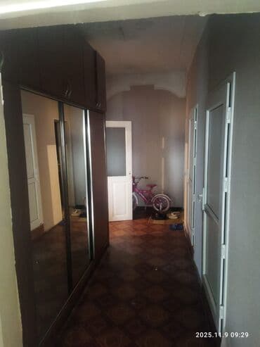 Kirayə mənzillər: Mənzil – Suvəlanda, 3 mərtəbəli evin 3 cü mərtəbəsində. 2 otaqlı — 4