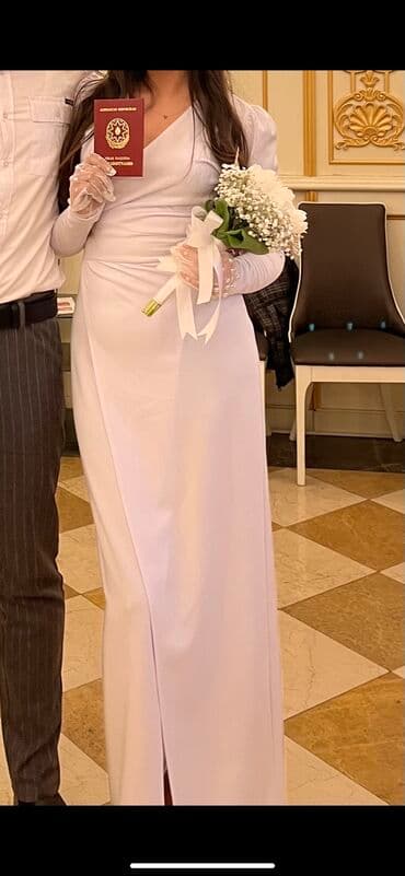 işçi geyimi: Ag libas razrezli. Tikdirilib. Texmini S-M razmer kimidir. Yalniz — 2