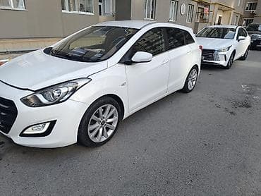 125 cc motor: Hyundai i30 hatchback – ağ rəng, şəhər üçün ideal kompakt model — 2