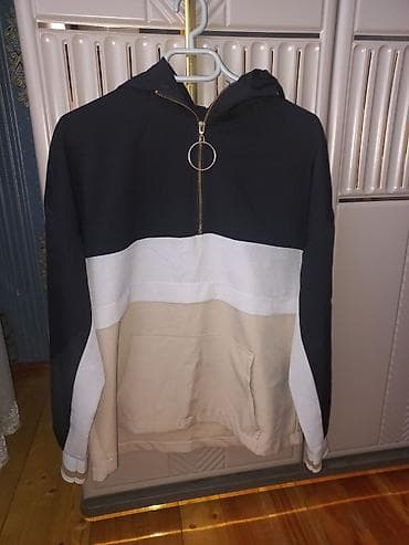 Qara, ağ və bej rənglərdə olan, kapüşonlu və qısa zamoklu idman