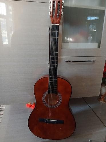 elektro gitarlar: Klassik akustik gitara satılır. Simin biri yoxdur. İstəyən olsa — 1