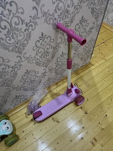 Skuter qız uşağı üçün. Musiqili, işıqlı. Sadəcə təkəri çıxıb — 2